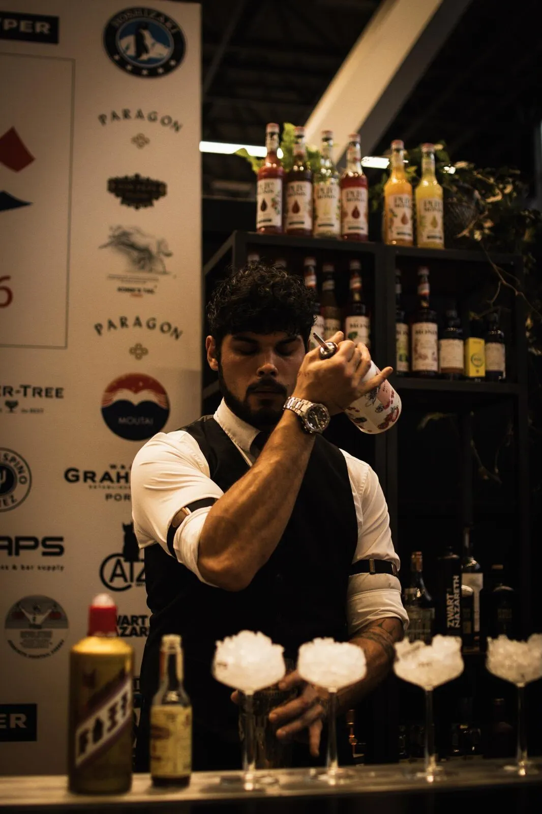 Cedric shaket een cocktail achter de bar