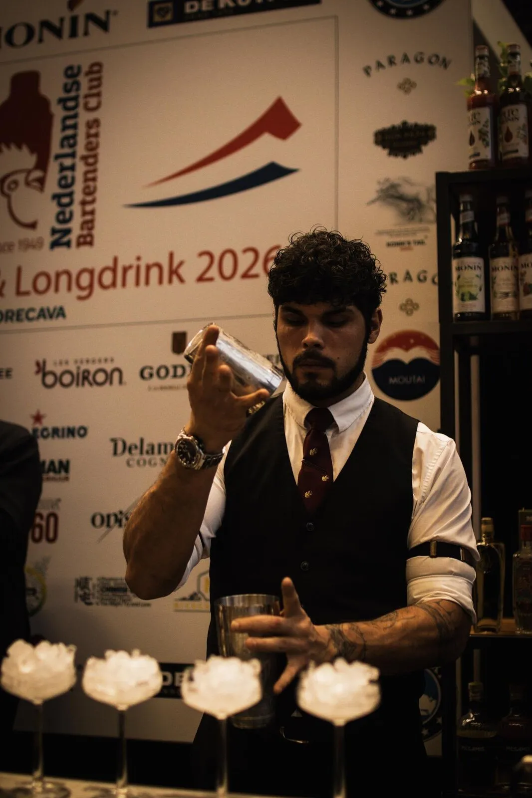 Cedric maakt cocktails op een beurs