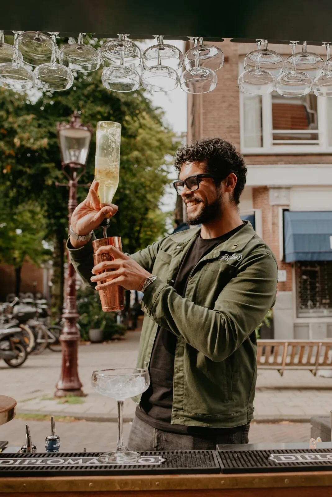 Cedric met shaker bij de kar